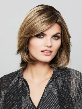 Vrouw draagt een langere bob in een blond tint