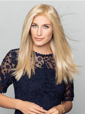 Vrouw draagt een lang haarwerk met een mooie valling