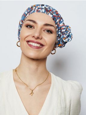 vrouw met turban in vrolijke print van Gisela Mayer