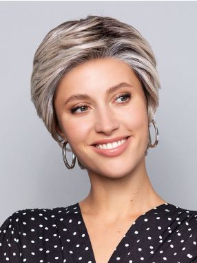Vrouw draagt het korte haarwerk Flirt Mono Lace