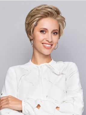 Vrouw draagt het haarwerk in een blonde tint van Gisela Mayer