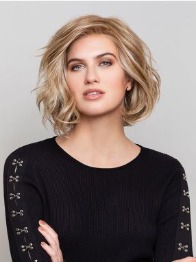 Vrouw draagt een half lang haarwerk in een blonde kleur