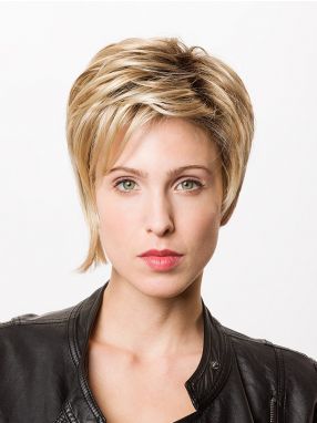 Vrouw draagt het haarwerk Nelly SF van Belle Madame