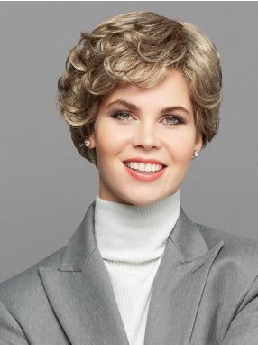 Vrouw draagt het haarwerk New Perfect Lace van Gisela Mayer uit de Small & Large collectie