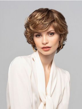 Vrouw draagt het haarwerk Nina Mono Lace Deluxe uit de Style Book collectie van Gisela Mayer