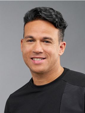 Man draagt het haarstuk Noah van Jon Renau uit de Cheveux Homme Professionnel collectie