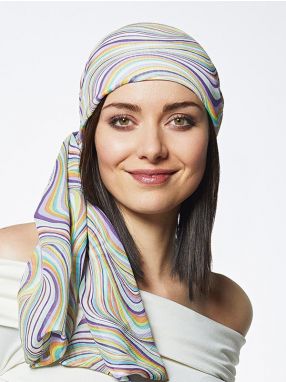 Vrouw draagt een gekleurde chemo hoofddoek