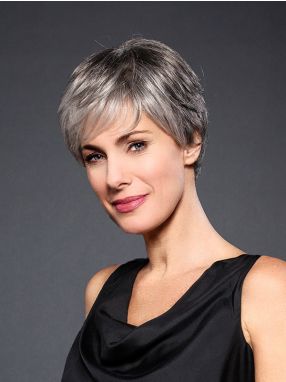 Vrouw draagt het haarwerk Opera Mono SF van Belle Madame