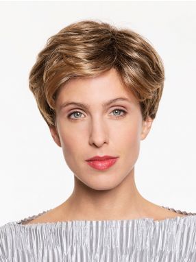 Vrouw draagt het haarwerk Paula Mono SF van Belle Madame