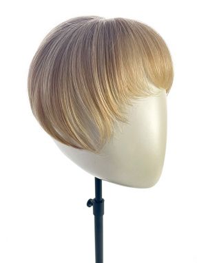 Haarstukje in een blonde kleur met een pony van een hittebestendige vezel