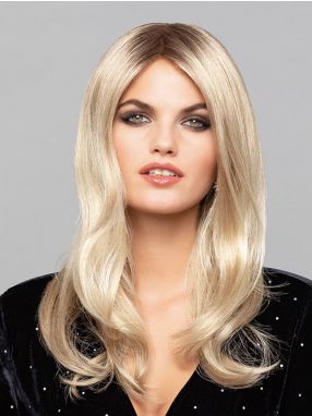 Vrouw draagt een haarwerk in een blonde kleur tot over de schouder
