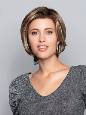 Vrouw draagt een langere bob in een blonde kleur