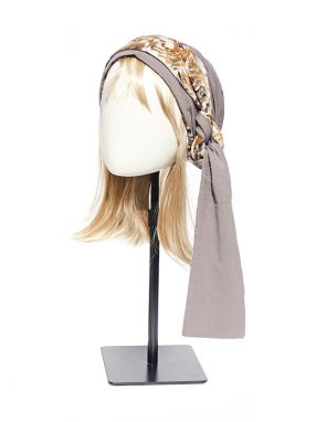 Turban met mooie banden in een grijze kleur