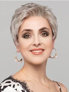 Vrouw draagt het haarwerk Shorty Lace van Gisela Mayer uit de Small & Large collectie