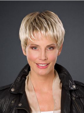 Vrouw draagt het haarwerk Mrs Sporty van Belle Madame