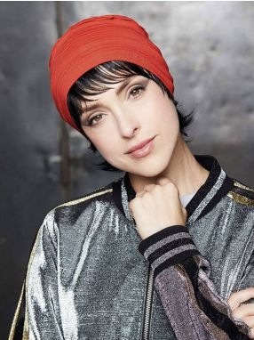 Vrouw draagt een mooi kort haarstukje