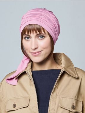 vrouw draagt een haarstuk voor onder een turban of chemo mutsje in het zwart