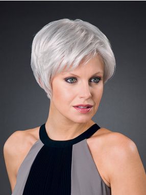 vrouw draagt het haarwerk Svea SF van Belle Madame