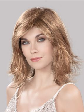 Vrouw draagt een echt haren haarwerk van Ellen Wille