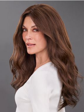 Vrouw draagt de EasiPart T 18'' van Jon renau uit de Topper Expansion collectie