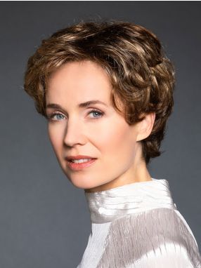 Vrouw draagt het haarwerk Tiffany Mono SF van Belle Madame