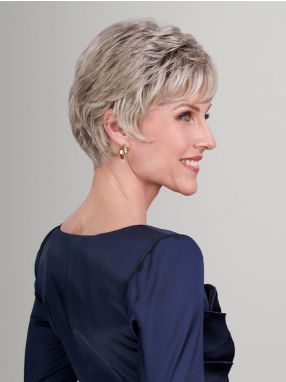 Vivian Petite haarwerk uit de Professionnel collectie van Jon Renau, kort vlot model met subtiele structuur en lacefront, speciaal voor petite maat